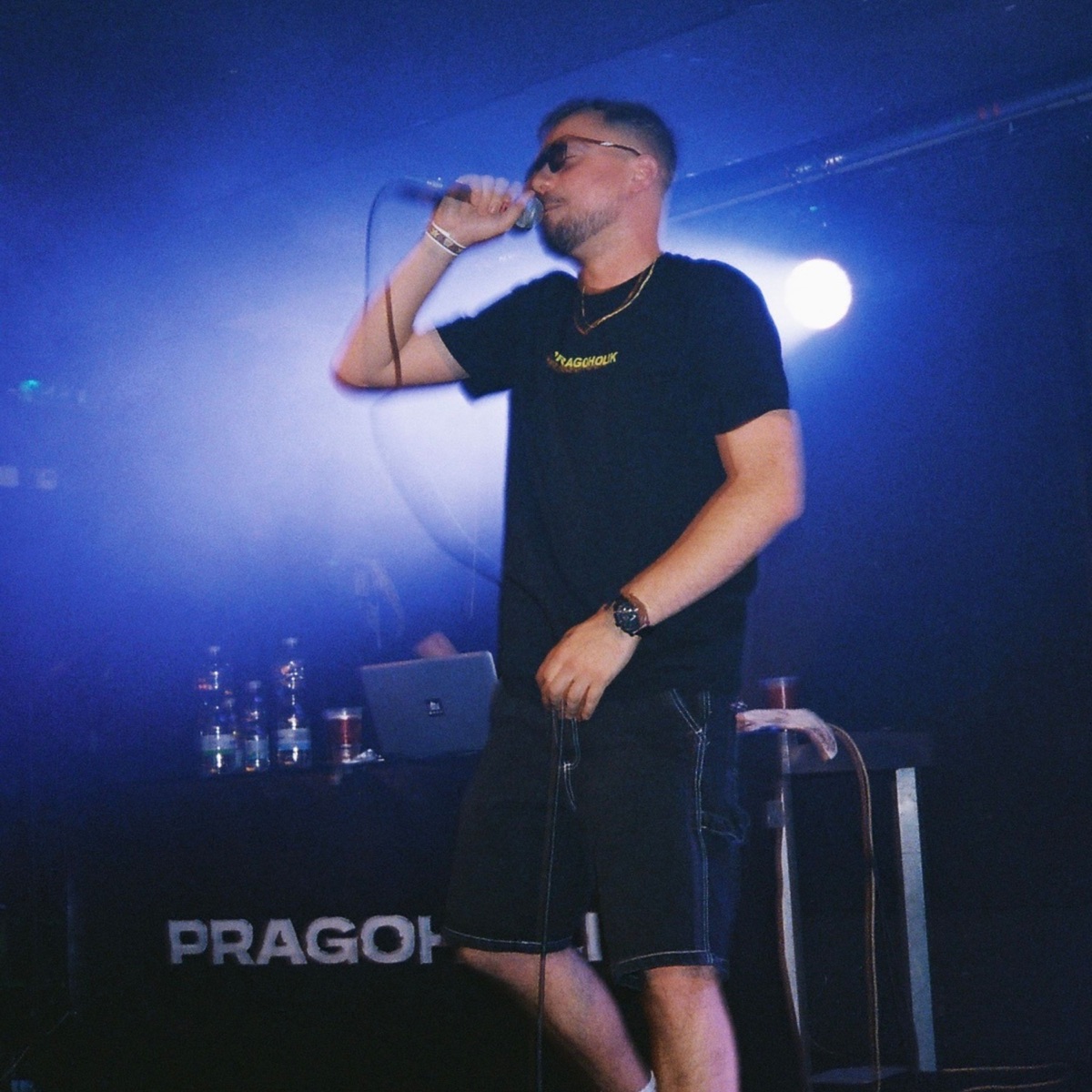 Nestíhám (feat. Manzee)