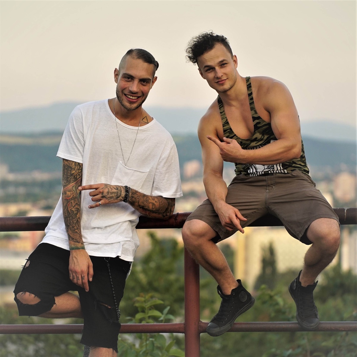 Melodráma (feat. Tomi Chico)
