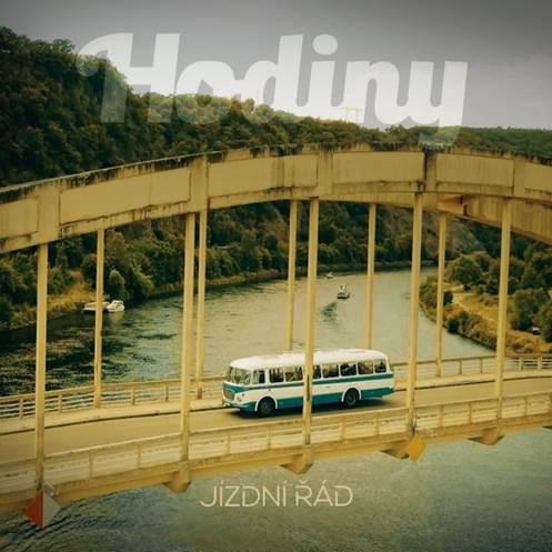 Kapela Hodiny si vyrobila vlastní autobusovou zastávku i jízdní řád. Z jejich nového singlu i klipu na vás dýchne romantická letní poetika.