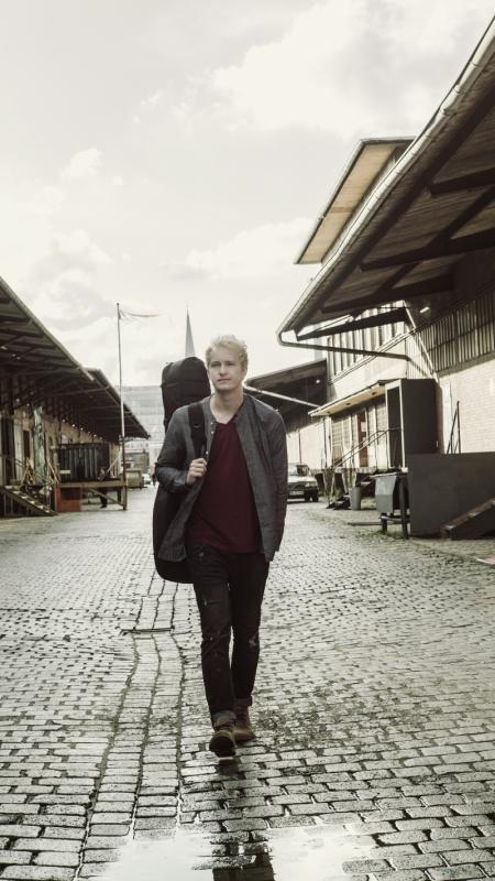 GENERIC INTERVIEW  O fenoméne BUSKING   s „českým Edom Sheeranom“   Jakubom Ondrom