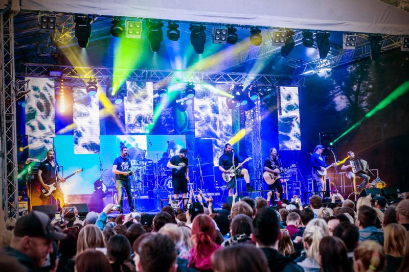 Divokej Bill - Poďte sa zabaviť, poďte sa zasmiať, poďte sa napiť, poďte blbnúť!  Je predsa leto!