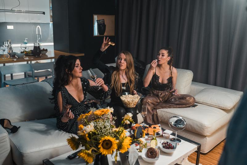 Celeste Buckingham posiela odkaz v novom singli IMMATURE.  Akému tajomnému mužovi sa prihovára?