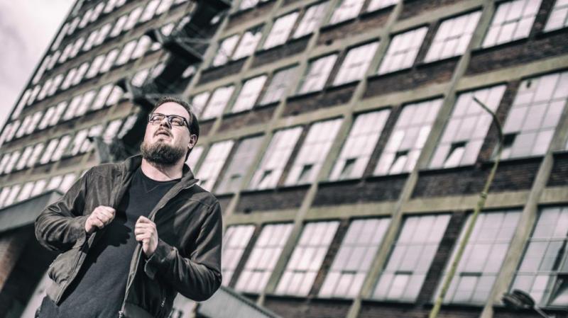 Úsměvy smutných mužů doprovází do kin David Stypka s videoklipem k písni Kříž