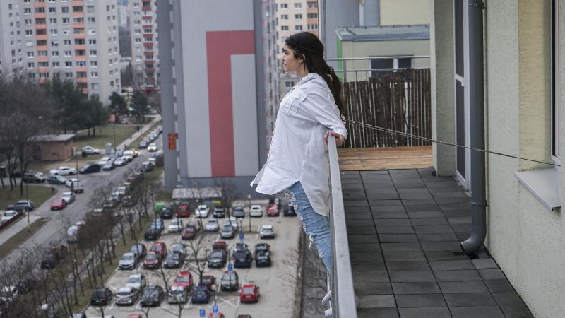 Celeste Buckingham sa ocitla na hrane vďaka filmu Kto je ďalší?  Vypočujte si jej emotívny soundtrack Voiceless.