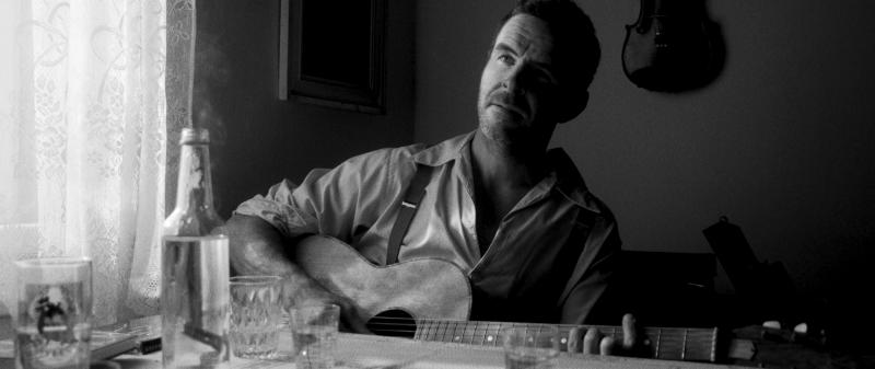 Martin Hrubý se v singlu Podzim vrátil do časů nesvobody