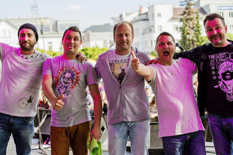 AYA trávi čas klasicky rockovo a hraje až tečie krv!