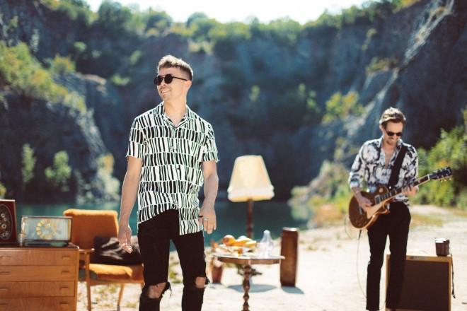 Kapela Slza v letním klipu nosí fotky po kapsách a užívá si roadtrip i ''Ameriku''