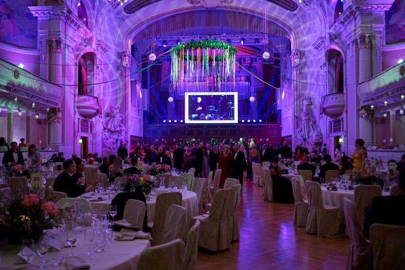 Česko-Slovenský ples v Obecním domě slavil svátek zamilovaných Prvomájovými polibky