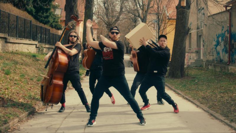 Ak máš zlý deň, videoklip Langoš, od kapely Heľenine Oči, ťa zaručene rozosmeje!