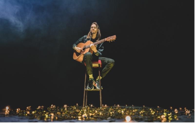 Karol Komenda se v klipu Back in Time musel naučit hrát a zpívat pozpátku