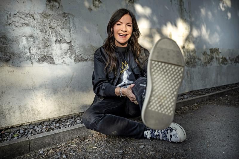 Hit Anny K ''O Tobě i o mně'', který se objevil v širších nominacích na Ceny Anděl,  vyráží na akustické turné
