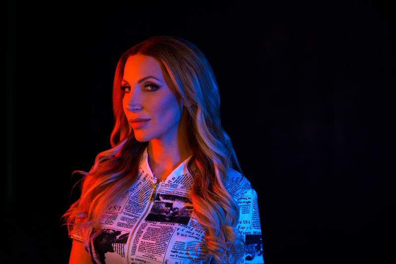 Olga Lounová představuje nový singl a videoklip Memento mori