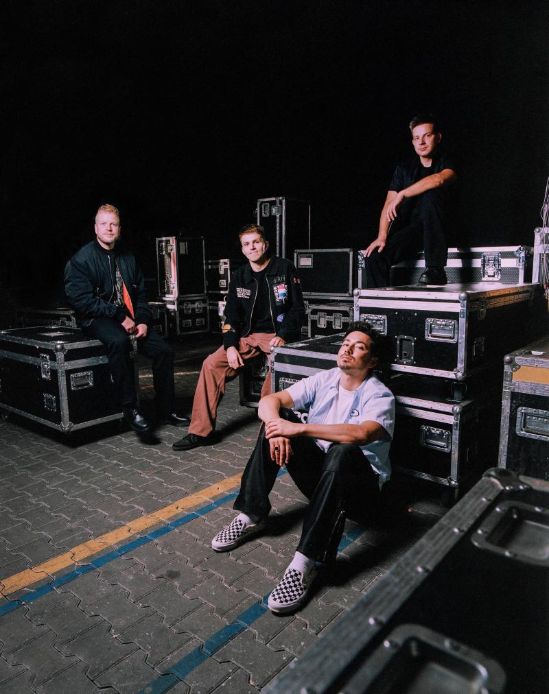 Mirai vydávají deluxe verzi úspěšného alba TOMODACHI.   Obsahuje tři nové písně včele s prvním vánočním singlem už i andělé šli spát, remix a duet