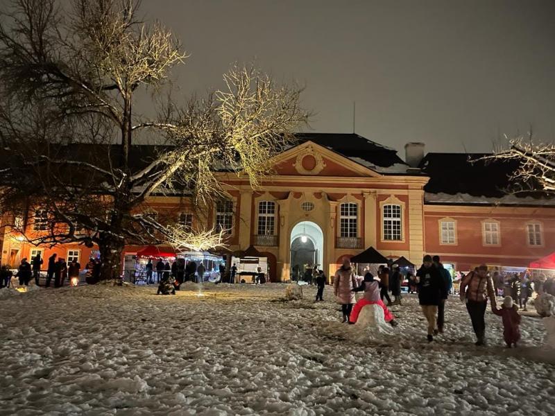 Zámek Dobříš zve na tradiční vánoční trh s lokálními produkty, pochoutkami a kulturním programem, 7. 12. od 11 do 19 h.