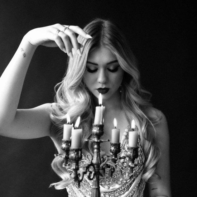 Speváčka Emma Llure predstavuje zimomriavkovú skladbu Strácam sa ti