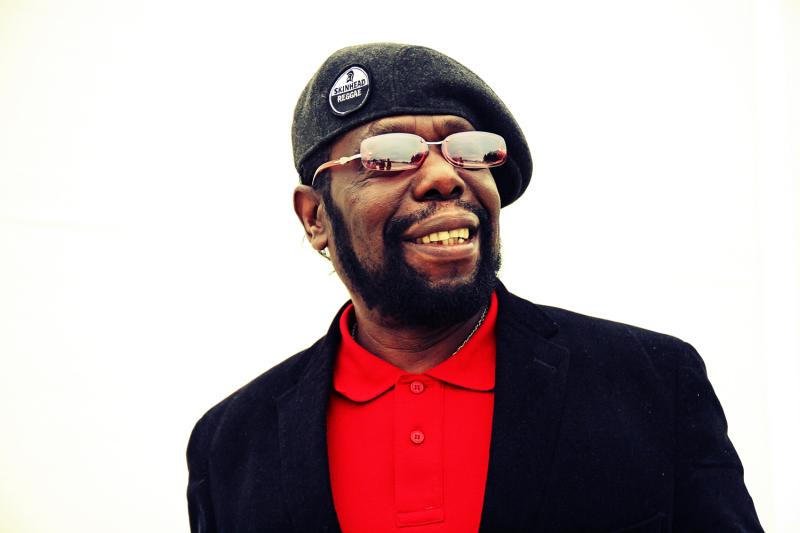 Jamajská legenda Roy Ellis roztančí Malostranskou besedu. Uvede i drsnou českou audioknihu