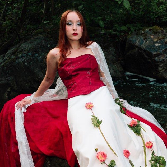 Barbi Gold vydává nový singl Enough o lásce na dálku. Novinka přichází po vyprodaných koncertech Mikolase, kde se mladá zpěvačka představila veřejnosti